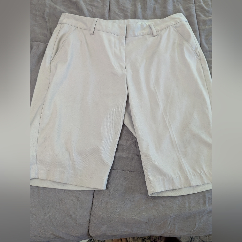 Greg Norman Collection Women's Light Gray Bermudas Size 6 Preloved Boating
